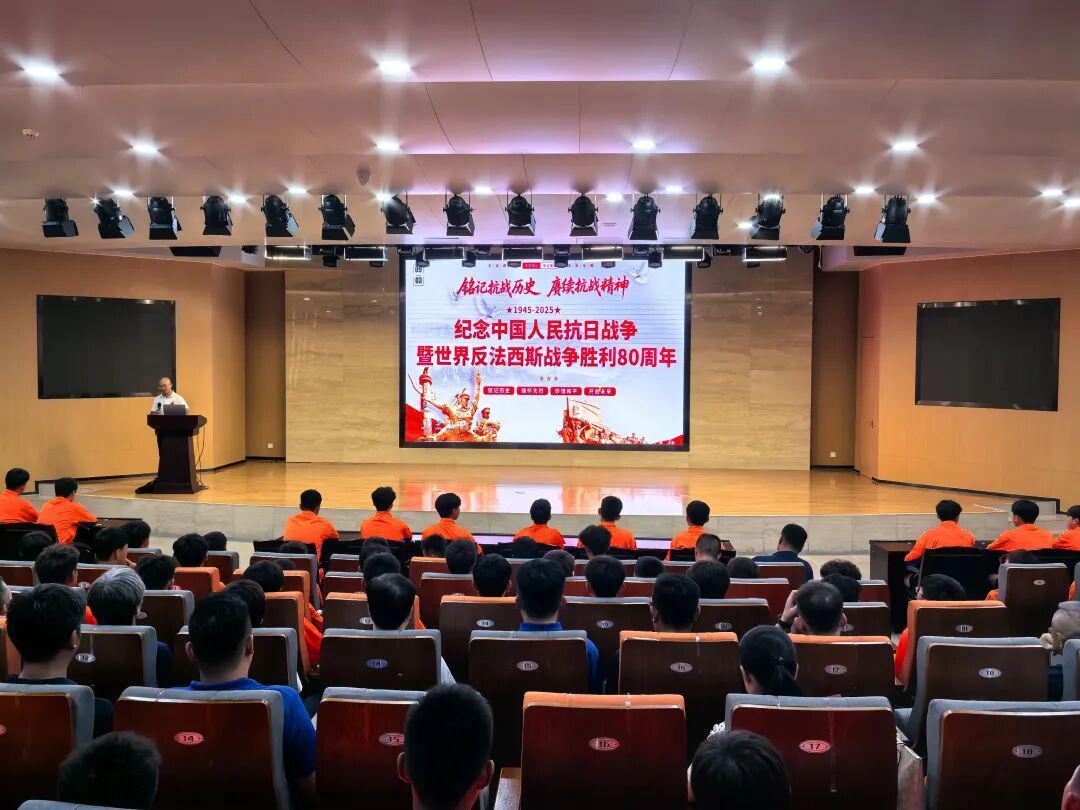 铭记抗战历史，赓续抗战精神——泰山足校组织集体观看《百团大战》