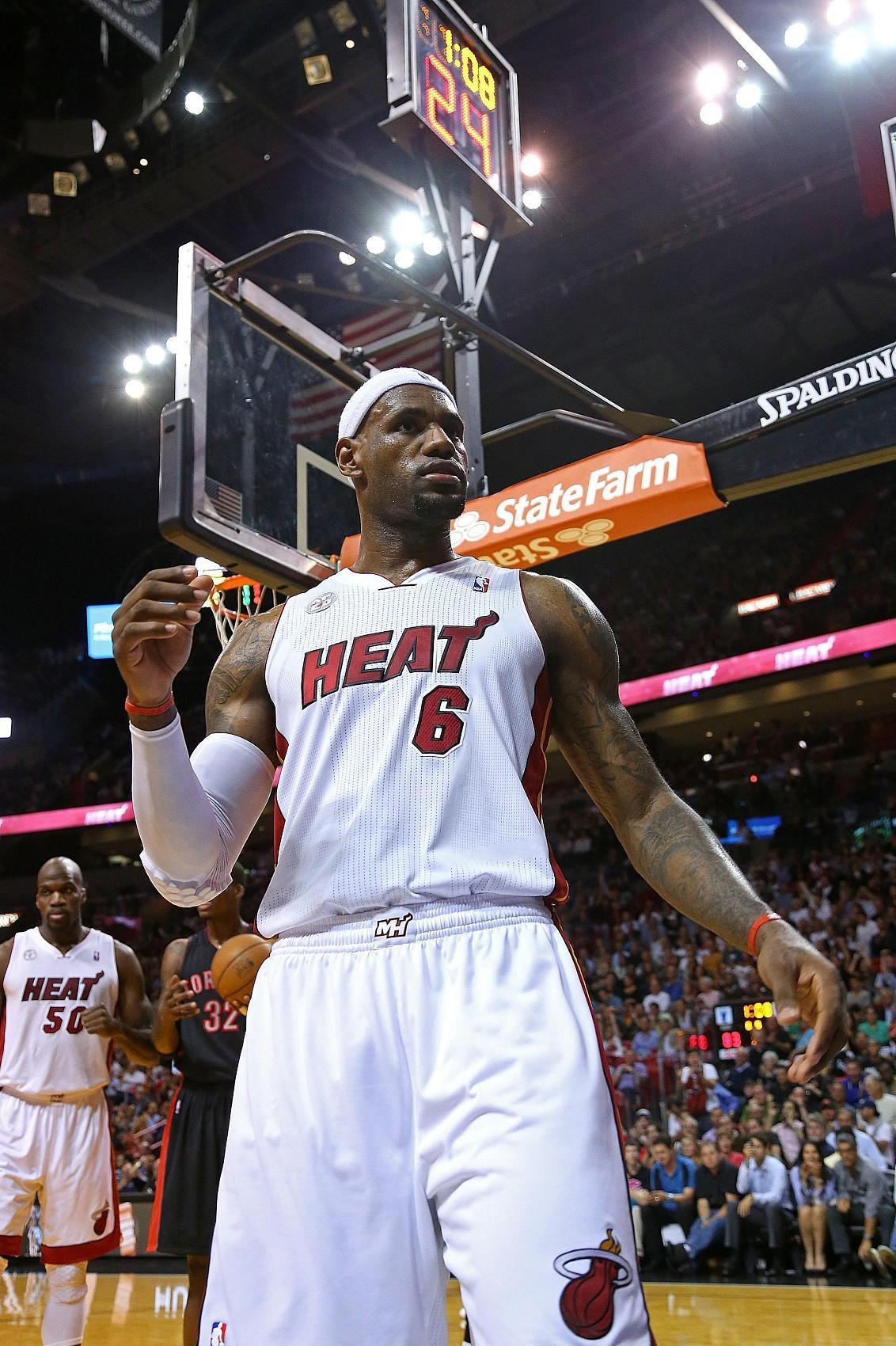 安东尼：看到老詹现在不戴发带我很高兴 因为他压根不适合